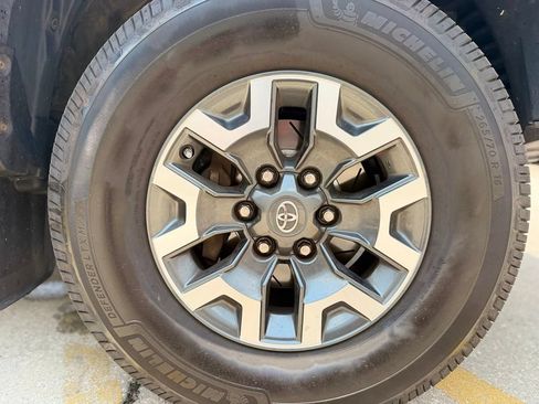Used 2019 Toyota Tacoma TRD Off-Road AWD/4WD image 12