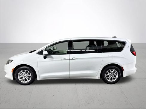 Used 2023 Chrysler Voyager LX FWD image 9