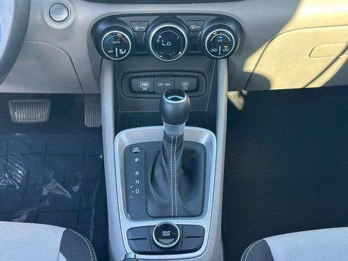 Used 2024 Hyundai Venue SEL image 14