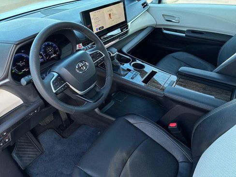 Certified 2026 Toyota Sienna Limited FWD image 11