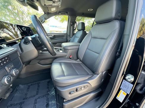 Used 2025 Chevrolet Suburban LT w/ Comfort Package RWD image 12