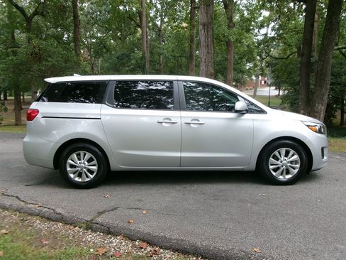 Used 2018 Kia Sedona L image 4