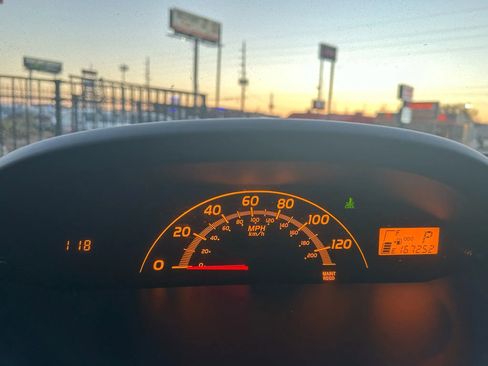 Used 2010 Toyota Yaris 4-Door Hatchback image 19