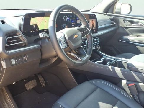 Used 2025 Chevrolet Traverse LT image 8