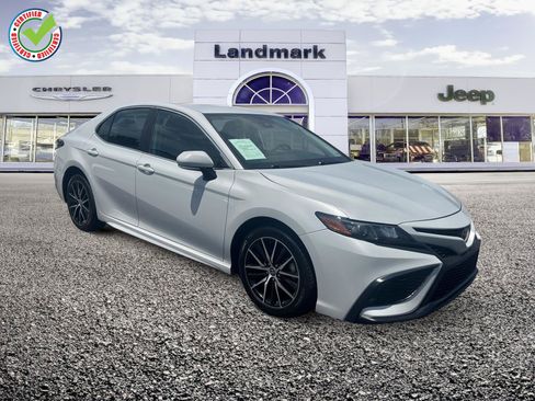 Used 2024 Toyota Camry SE FWD image 1