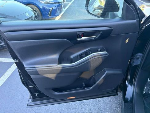 Used 2021 Toyota Highlander XLE AWD/4WD image 21