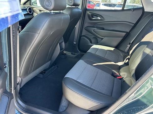 Used 2025 Chevrolet Trax LT w/ Sunroof Package image 18