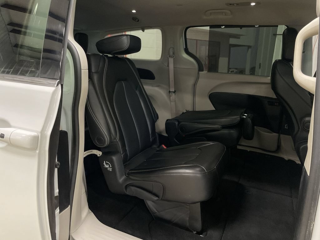 Used 2023 Chrysler Pacifica Touring-L AWD/4WD image 28