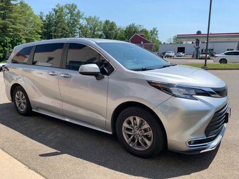 Used 2022 Toyota Sienna XLE AWD/4WD image 3