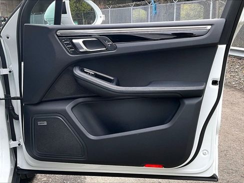 Certified 2025 Porsche Macan AWD/4WD image 29