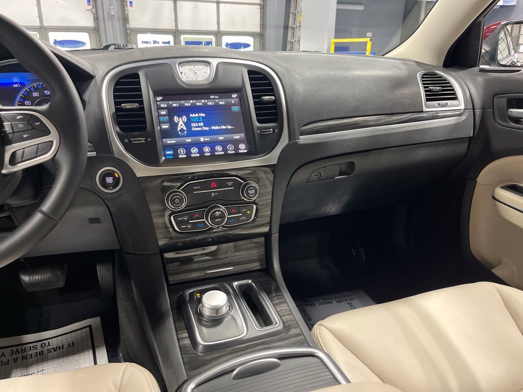 Used 2018 Chrysler 300 Touring L RWD image 27