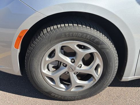 Used 2023 Chrysler Pacifica Limited image 15