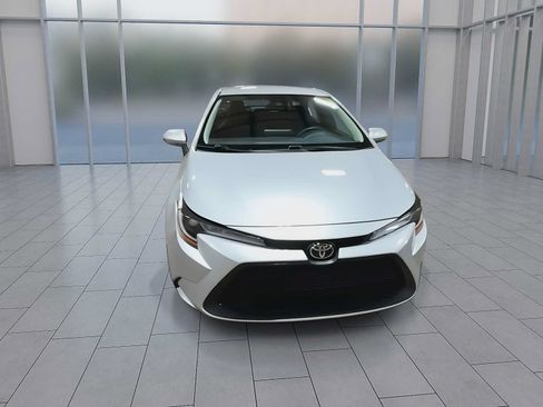 Used 2022 Toyota Corolla LE FWD image 3