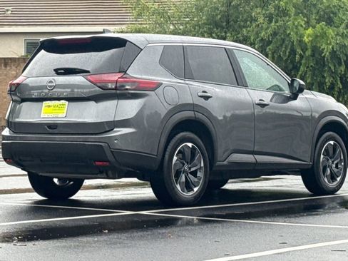 Used 2025 Nissan Rogue SV image 10