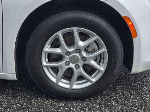 Used 2020 Chrysler Pacifica Touring-L FWD image 21