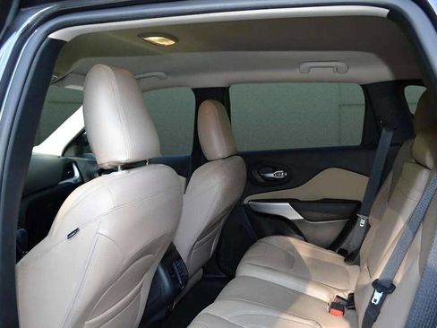 Used 2017 Jeep Cherokee Latitude image 19