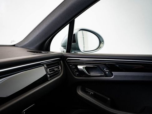 Used 2023 Porsche Macan image 35