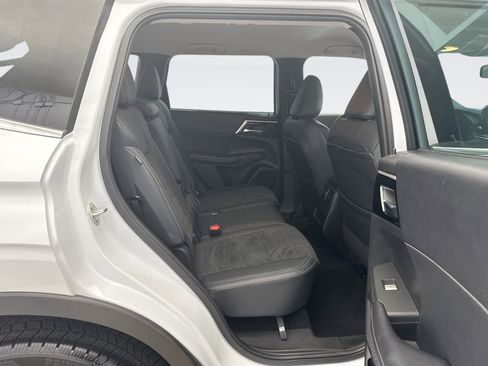 Used 2023 Mitsubishi Outlander SE image 17