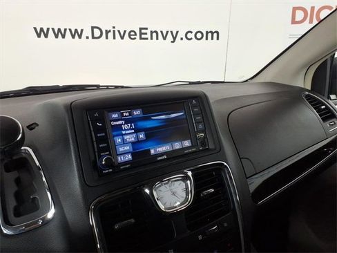 Used 2014 Chrysler Town & Country Touring-L w/ Driver Convenience Group image 27