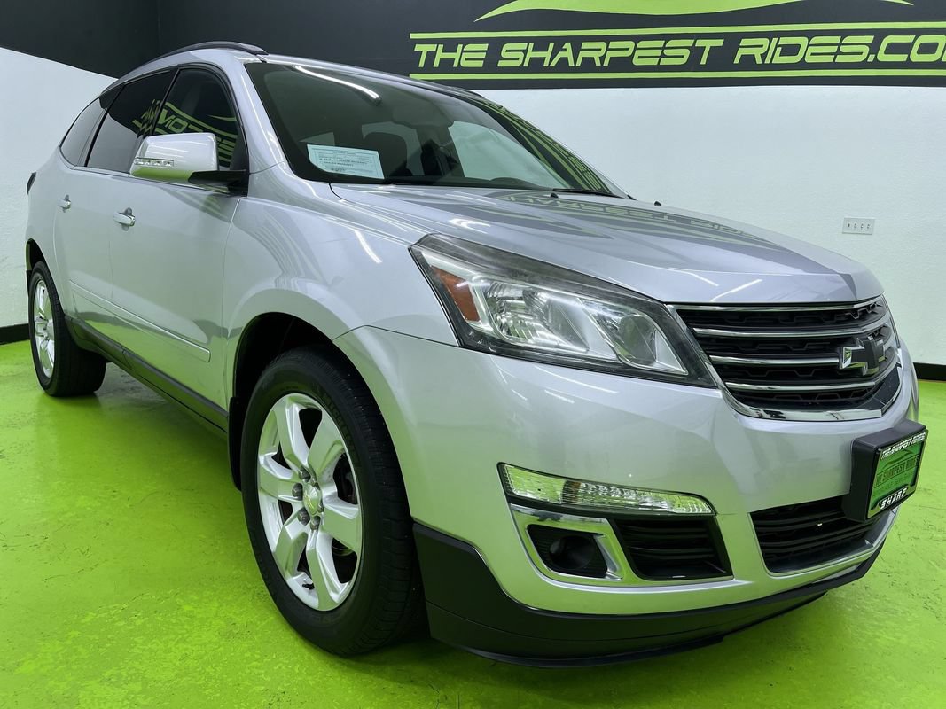 Used 2017 Chevrolet Traverse LT w/ Style and Technology Package FWD image 2