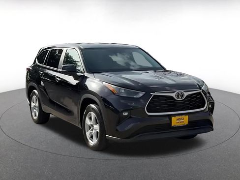Used 2025 Toyota Highlander LE FWD image 3