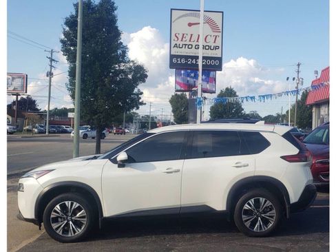 Used 2021 Nissan Rogue SV image 2