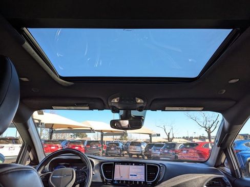 Used 2021 Chrysler Pacifica Limited w/ Uconnect Theater Family Group image 20