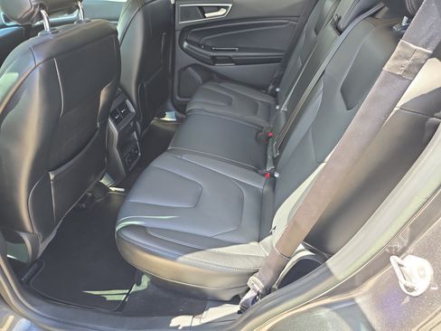 Used 2018 Ford Edge Titanium w/ Equipment Group 302A AWD/4WD image 17