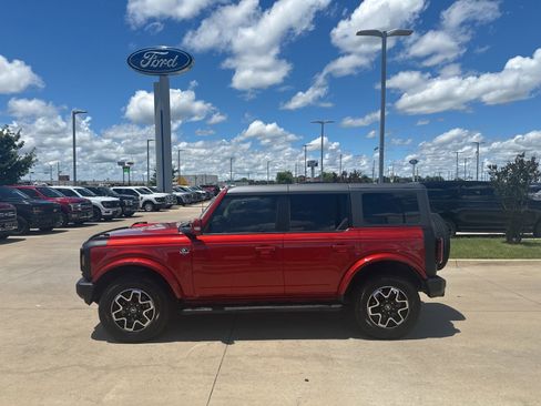 Used 2024 Ford Bronco Outer Banks AWD/4WD image 3