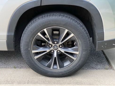 Used 2018 Toyota Highlander LE FWD image 6