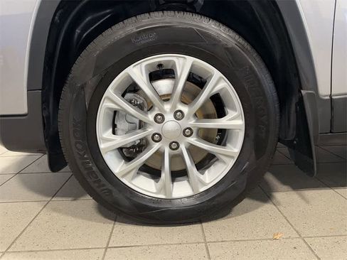 Used 2019 Jeep Cherokee Latitude w/ Cold Weather Group image 10