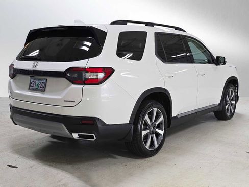 Used 2025 Honda Pilot Touring image 3