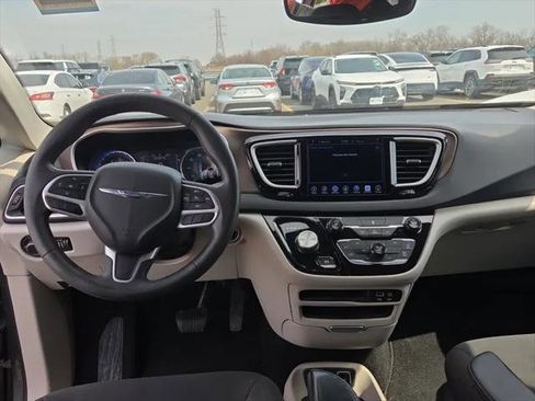 Used 2017 Chrysler Pacifica Touring image 11