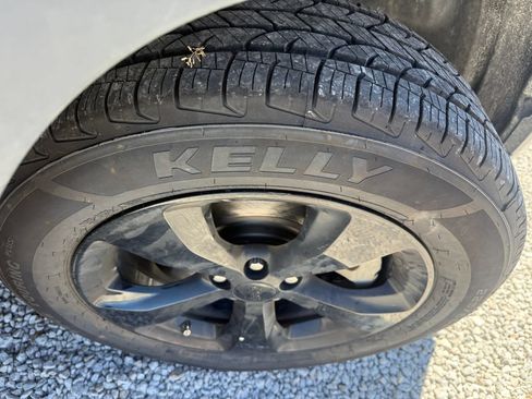 Used 2021 Jeep Cherokee Latitude Plus AWD/4WD image 5
