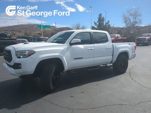 Used 2016 Toyota Tacoma TRD Sport image 1