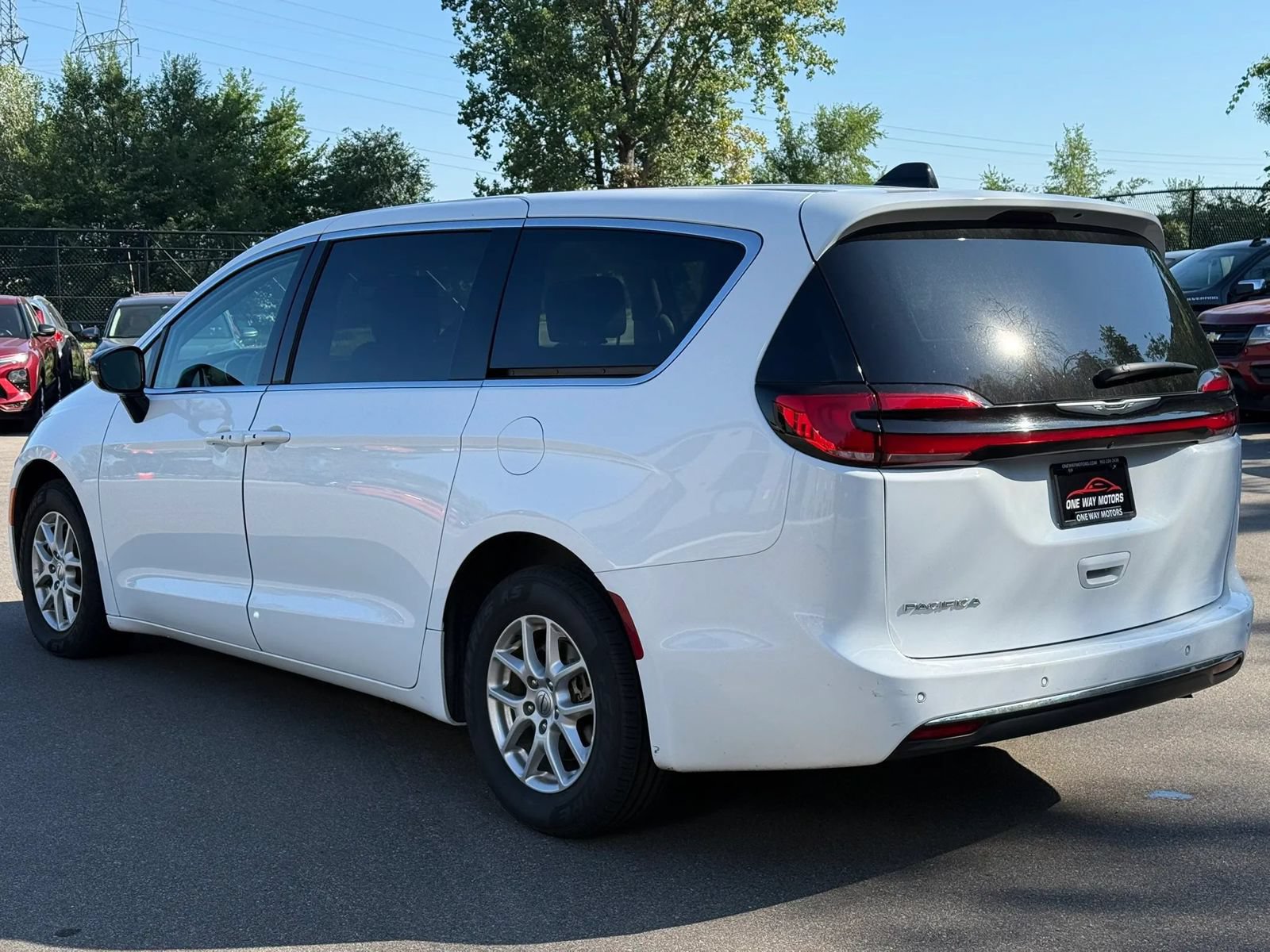 Used 2024 Chrysler Pacifica Touring-L FWD image 3