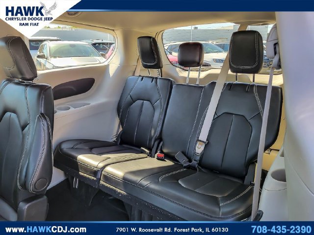 Used 2024 Chrysler Pacifica Touring-L FWD image 11