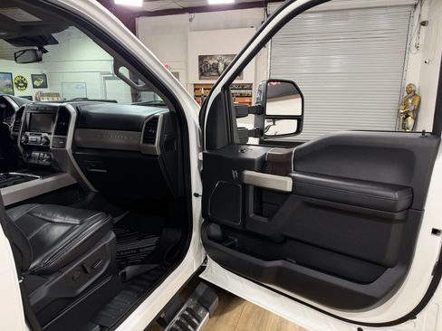 Used 2020 Ford F350 Lariat w/ Lariat Ultimate Package AWD/4WD image 19