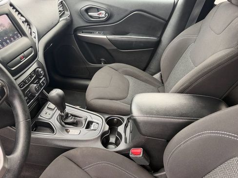 Used 2019 Jeep Cherokee Latitude w/ Popular Appearance Group FWD image 12