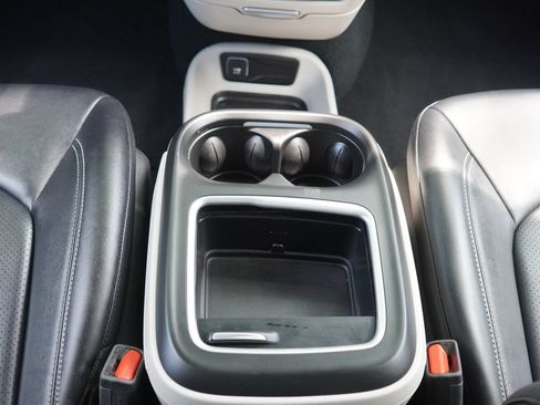 Used 2024 Chrysler Pacifica Touring-L FWD image 20