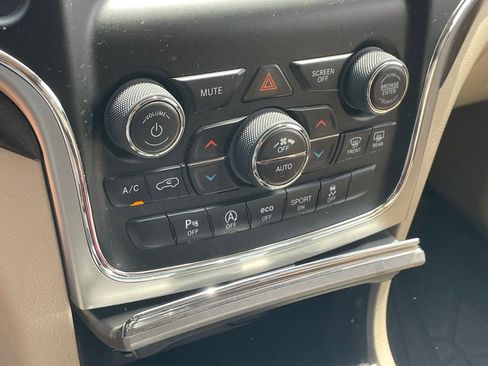 Used 2018 Jeep Grand Cherokee Laredo image 9