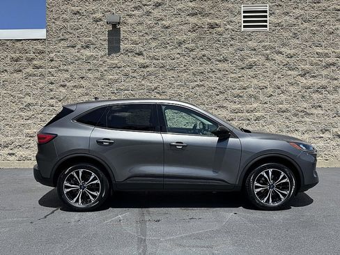 Used 2021 Ford Escape SE w/ SE Sport Appearance Package image 4