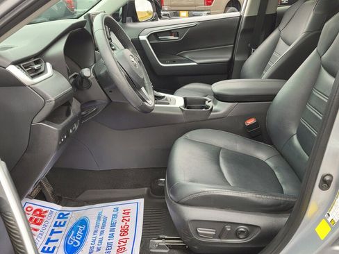 Used 2021 Toyota RAV4 XLE Premium image 5