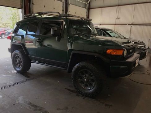 Used 2011 Toyota FJ Cruiser 4WD w/ Upgrade Pkg image 2