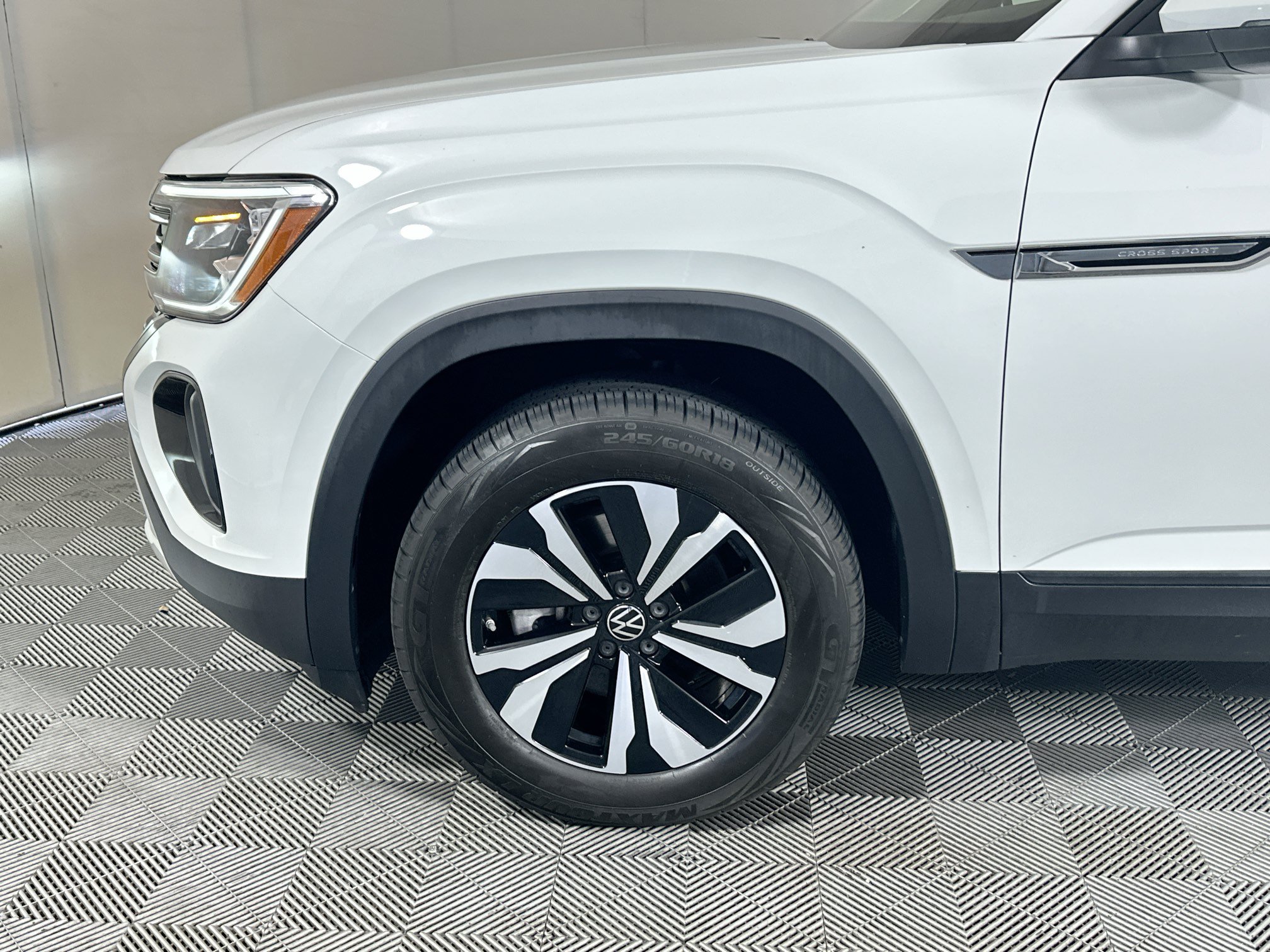 Used 2024 Volkswagen Atlas Cross Sport SE FWD image 11