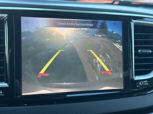 Used 2022 Chrysler Pacifica Touring-L image 31