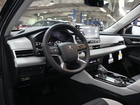 New 2026 Mitsubishi Outlander SE FWD image 5