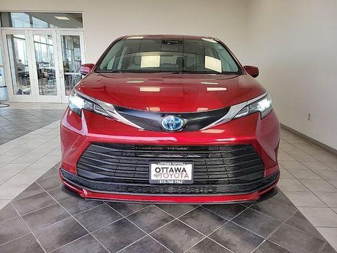 Used 2024 Toyota Sienna LE image 3