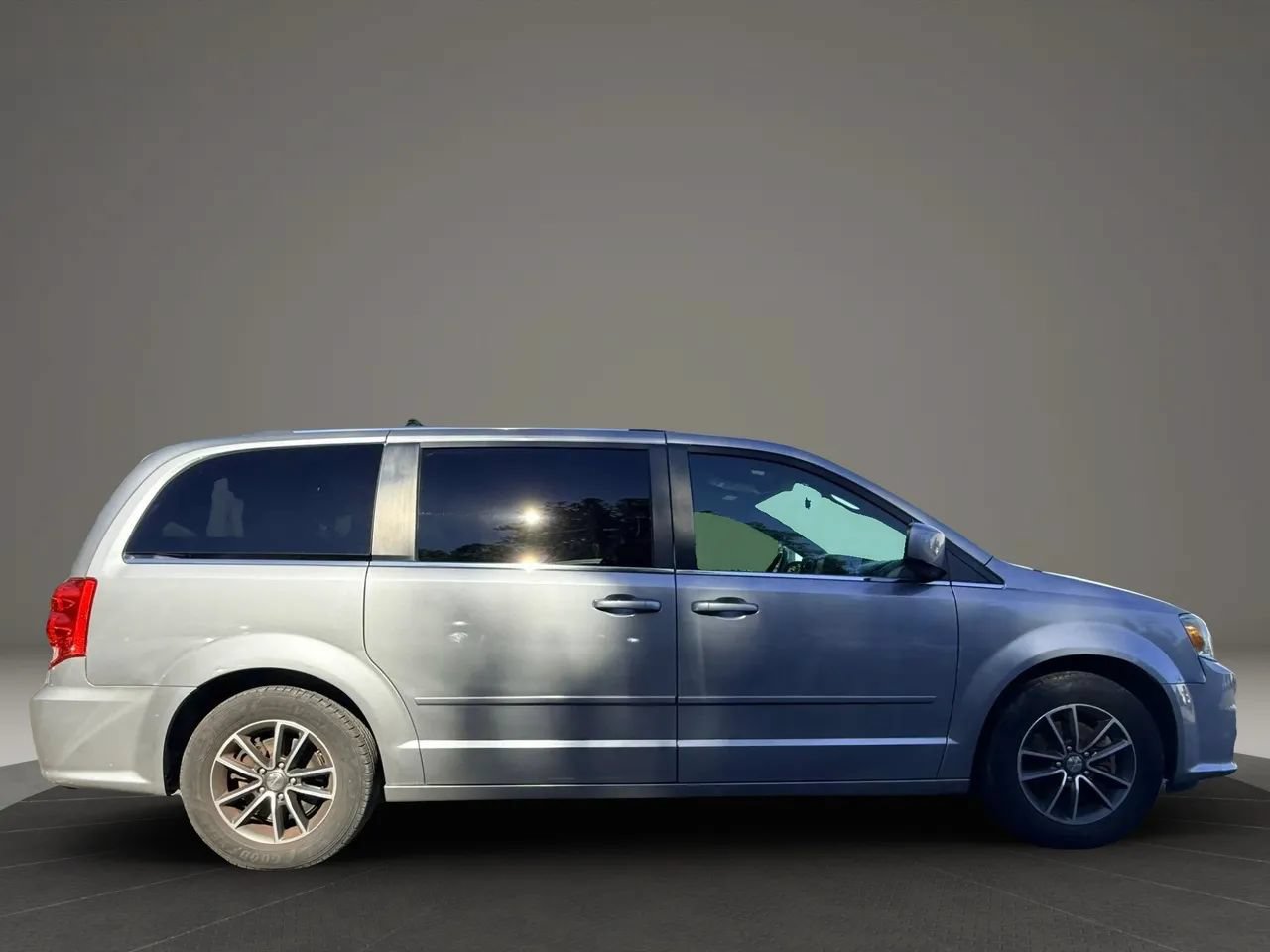 Used 2017 Dodge Grand Caravan SXT FWD image 3