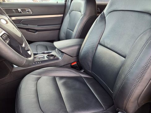 Used 2018 Ford Explorer XLT w/ Equipment Group 202A image 3